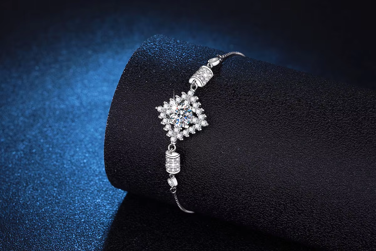 PT950 Platinum Bracelet Women's Moissanite Handkerchief Square Bag High-end 1 Carat Moissanite Bracelet Adjustable Bracelet